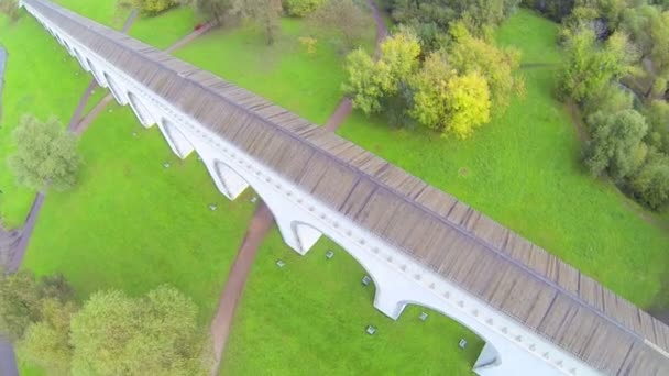 Акведук в зеленому парку — стокове відео