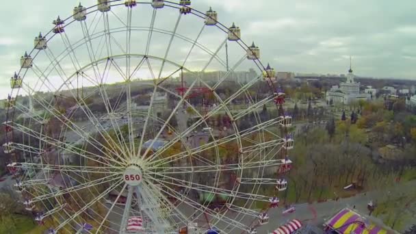 Чортове колесо в парку — стокове відео