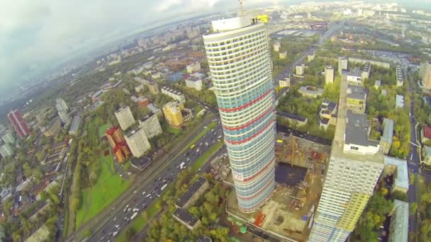 Gran ciudad moderna con pequeño río — Vídeo de stock