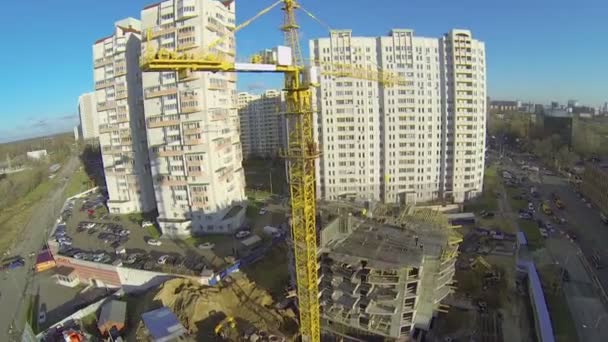 Tall lifting crane works on building site — Stock Video