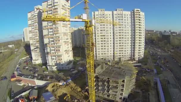 Gru di sollevamento alto funziona in cantiere — Video Stock