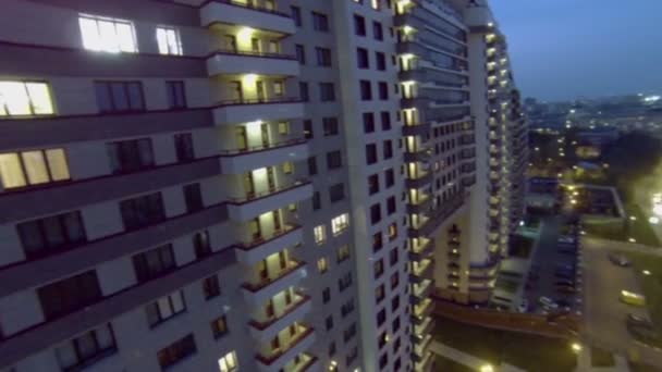 Tráfico nocturno alrededor del complejo habitacional — Vídeo de stock