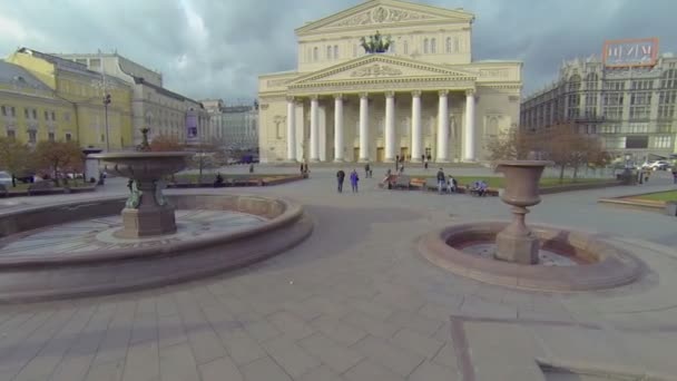 Citizens walk by square near edifice of Bolshoy Theater — Stock Video