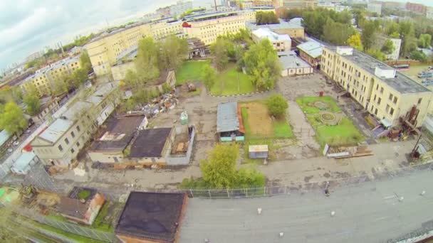 Gevangenis complex in de buurt van tram depot tijdens de dag, luchtfoto — Stockvideo