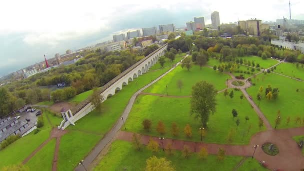 Şehir panoraması ile gökdelen — Stok video