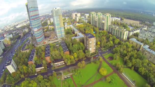 Panorama van de stad met wolkenkrabber — Stockvideo