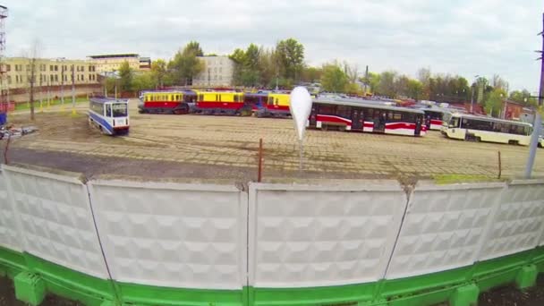 Moderní i staré tramvaje na parkovišti nad zobrazením — Stock video