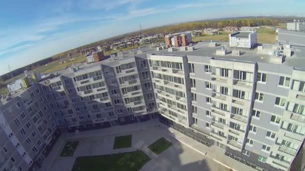 Panorama van nieuwe gebouwen van complexe Romashkovo woning — Stockvideo