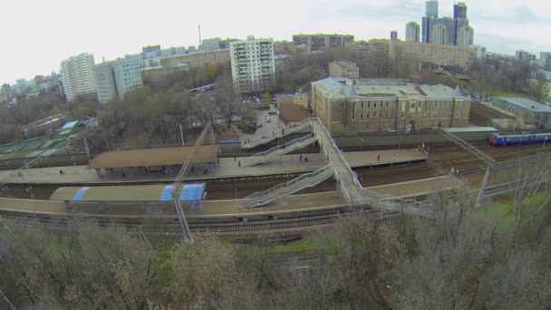 Il treno arriva alla stazione ferroviaria in autunno — Video Stock