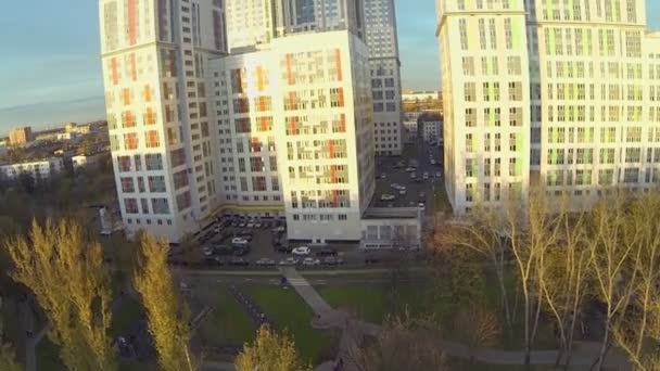 Many cars parked near residential complex lit by sunlight — Stock Video