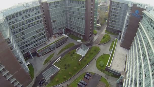 Paseo de coches y ciudadanos a pie cerca de oficinas y complejo hotelero — Vídeo de stock