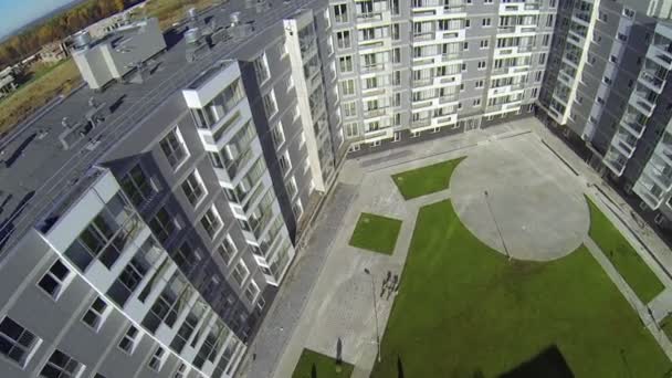Nya byggnader av bostad komplexa Romashkovo — Stockvideo