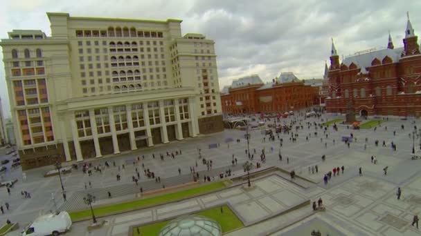 Туристы проходят мимо Манежной площади — стоковое видео