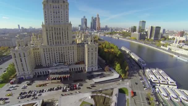 Verkeer in de buurt van hotel Oekraïne — Stockvideo