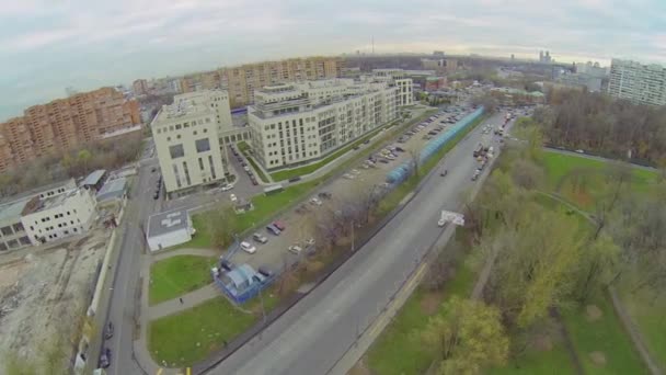 Paysage urbain avec bâtiments hôteliers — Video