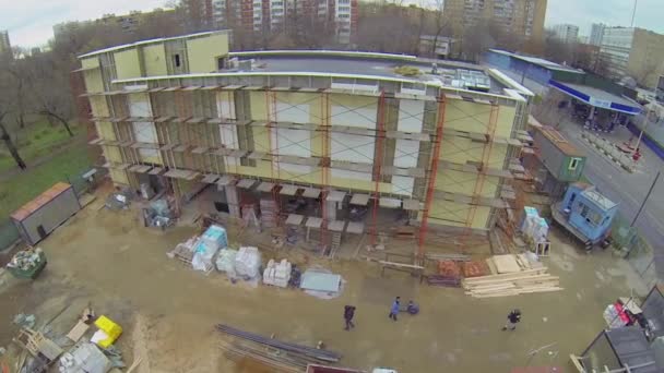 Arbeiter machen Fassade des Bauzentrums — Stockvideo