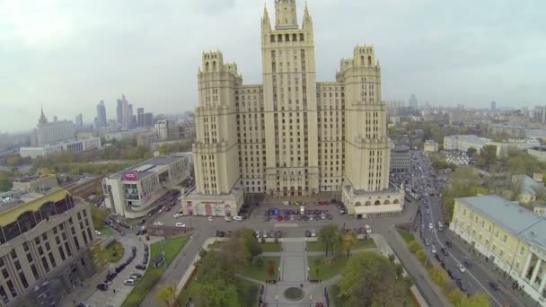 Grand immeuble d'habitation sur la rue Kudrinskaya — Video
