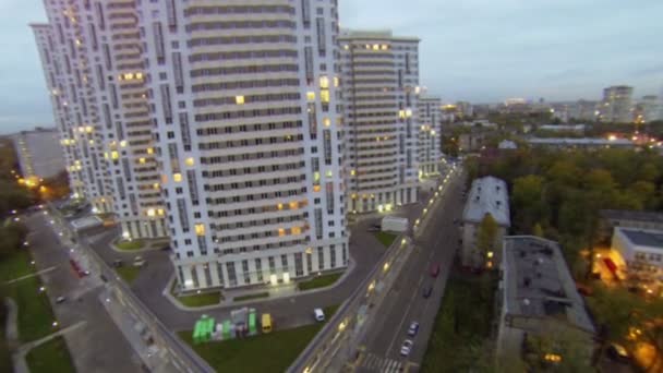 Hoge woning huizen en planten op Elk eiland in Moskou — Stockvideo