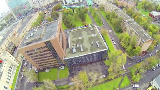 Vista de día: panorama de la ciudad moderna con áreas verdes, vista superior — Vídeos de Stock