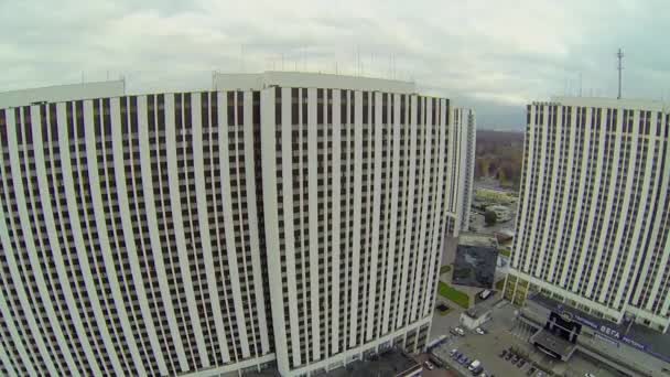 Cityscape dengan bangunan hotel — Stok Video