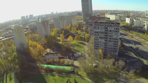 Panoráma s provozem na dálnici a obytných domů — Stock video