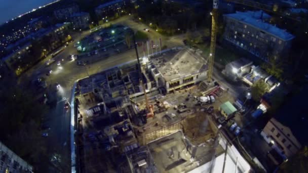 Paesaggio urbano con traffico vicino al cantiere — Video Stock