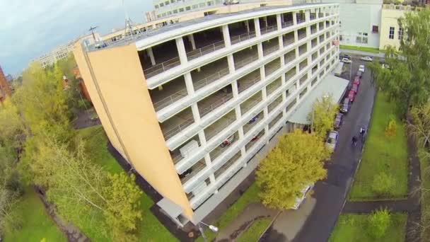 Vista de día: aparcamiento de varios niveles con coches, vista aérea, clip tembloroso — Vídeo de stock