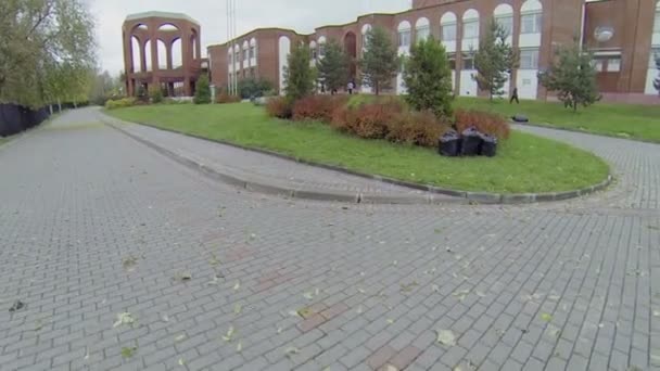 As pessoas caminham perto do edifício de Palácio de Crianças e Juventude — Vídeo de Stock