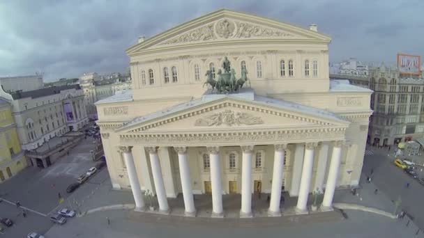 Skulptur av vagn på frontonen av byggnad av Bolshoy Theater — Stockvideo