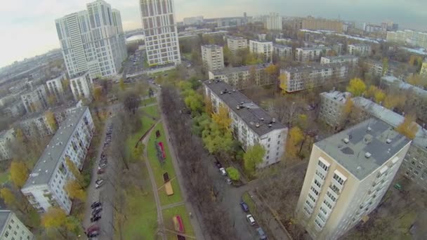 Cityscape met verkeer op straat en huizen — Stockvideo