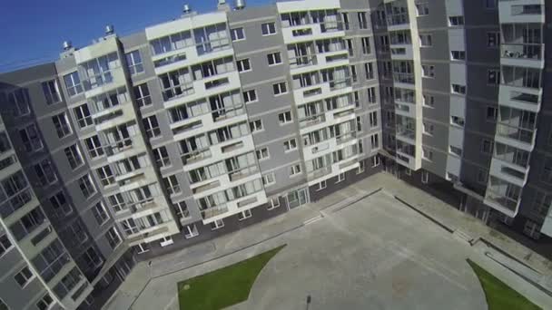 Cour vide près du complexe d'habitation neuf Romashkovo — Video