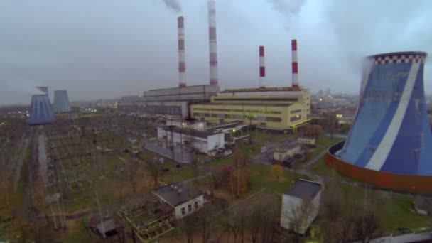 Elektriciteitscentrale buizen uitstoten rook en stoom — Stockvideo