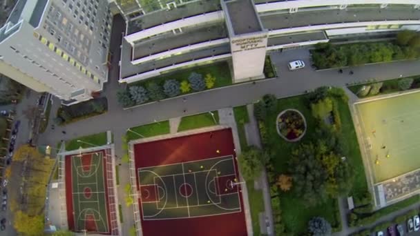 Mannschaften spielen Fußball auf Spielplatz der Sportanlage — Stockvideo