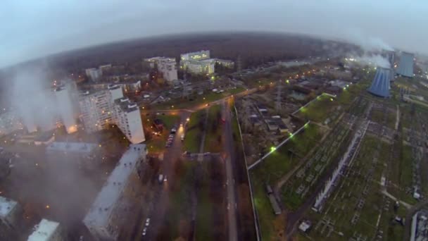 Cityscape met straat verkeer en elektrische elektriciteitscentrale buizen — Stockvideo