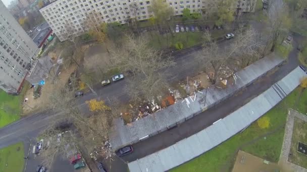 Paisaje urbano con ferrocarril cerca de garajes en otoño día nublado — Vídeos de Stock