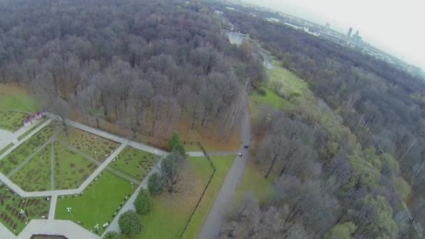 Panorama avec rosarium dans le jardin botanique, paysage urbain — Video