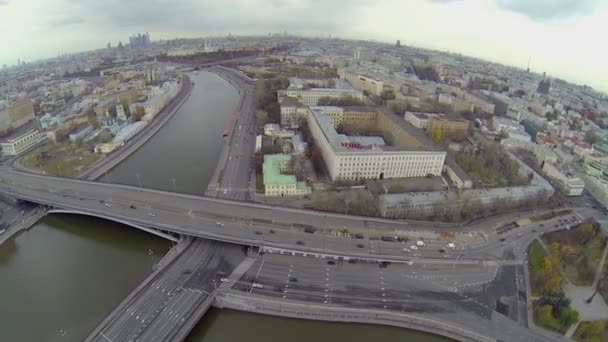 Tráfico en el puente Ustyinsky grande y muelle Kotelnicheskaya — Vídeos de Stock