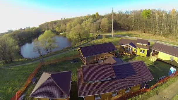 Кілька дерев'яних будинків з черепичними дахами — стокове відео