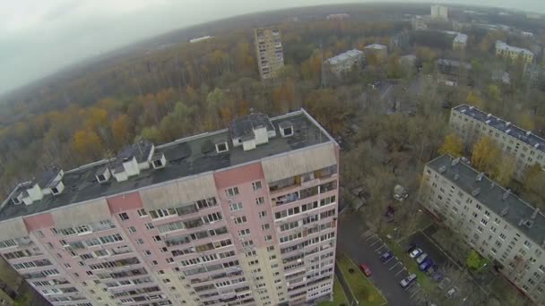 Périphérie de la ville avec des maisons d'habitation près de la forêt — Video