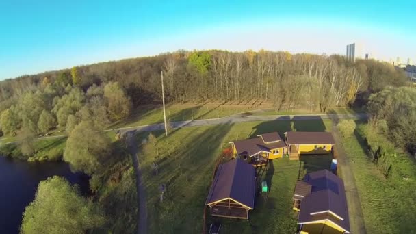 Forêt autour du complexe de plusieurs maisons en bois 