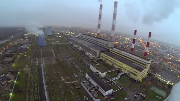 Stadsbild med elektrisk kraftstation rör — Stockvideo