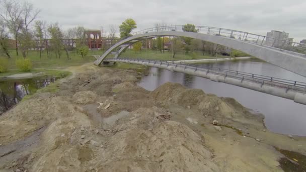 Sand piles near bridge over Cherkizovsky pond in Moscow — Stock Video