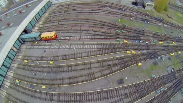 Elektrische locomotief op vele railroad tracks — Stockvideo