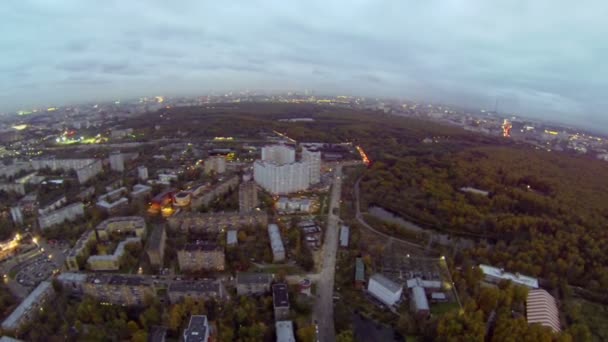 Paisaje urbano con iluminación en la noche de otoño en Moscú — Vídeo de stock