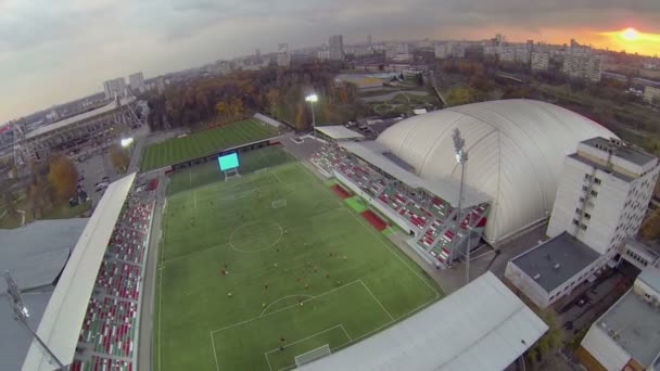 Футбольное поле рядом со стадионом — стоковое видео