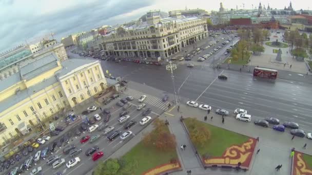 Provoz na křižovatce u Malyi divadla a hotelu Metropol — Stock video