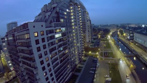 Setin Yauza Nehri yakınındaki konut kompleksi tarafından araba sürmek — Stok video