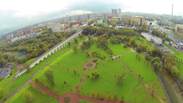 Stadtpanorama mit Wolkenkratzer — Stockvideo