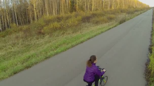 Peopel på cykel på väg i park — Stockvideo