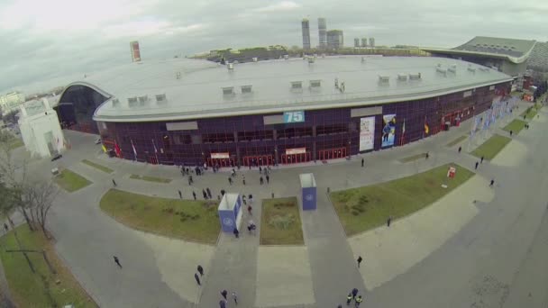 Mensen lopen in de buurt van paviljoen Mosexpo — Stockvideo